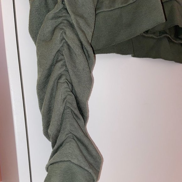 Slight Cropped Sweater || Sage Green - Picture 3 of 5